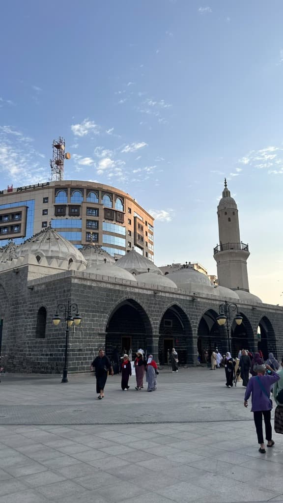 مسجد الغمامة في المدينة المنورة بقبابه المميزة وأقواسه المدخلة