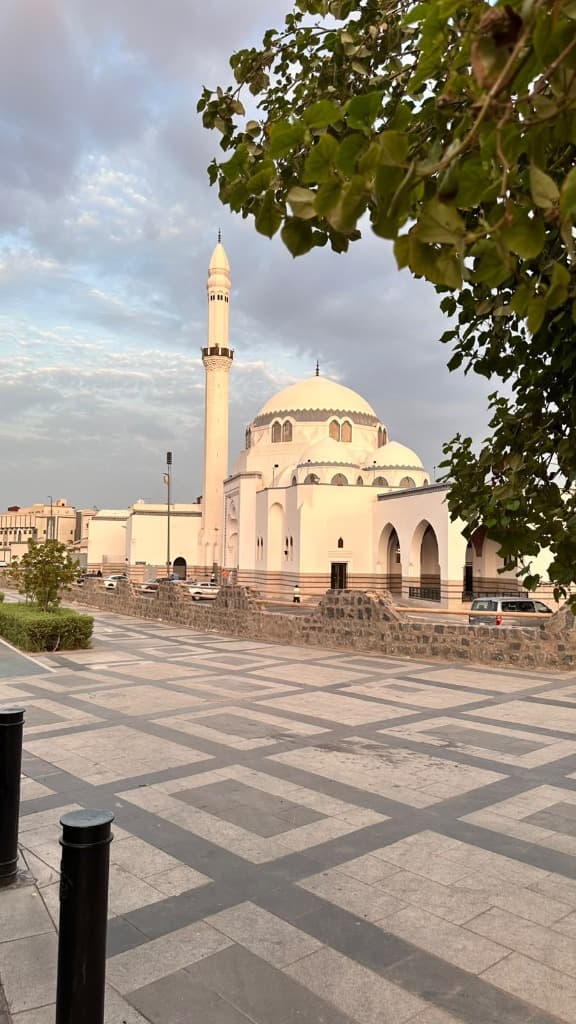 مسجد الجمعة في المدينة المنورة بقبتها البيضاء ومئذنتها العالية