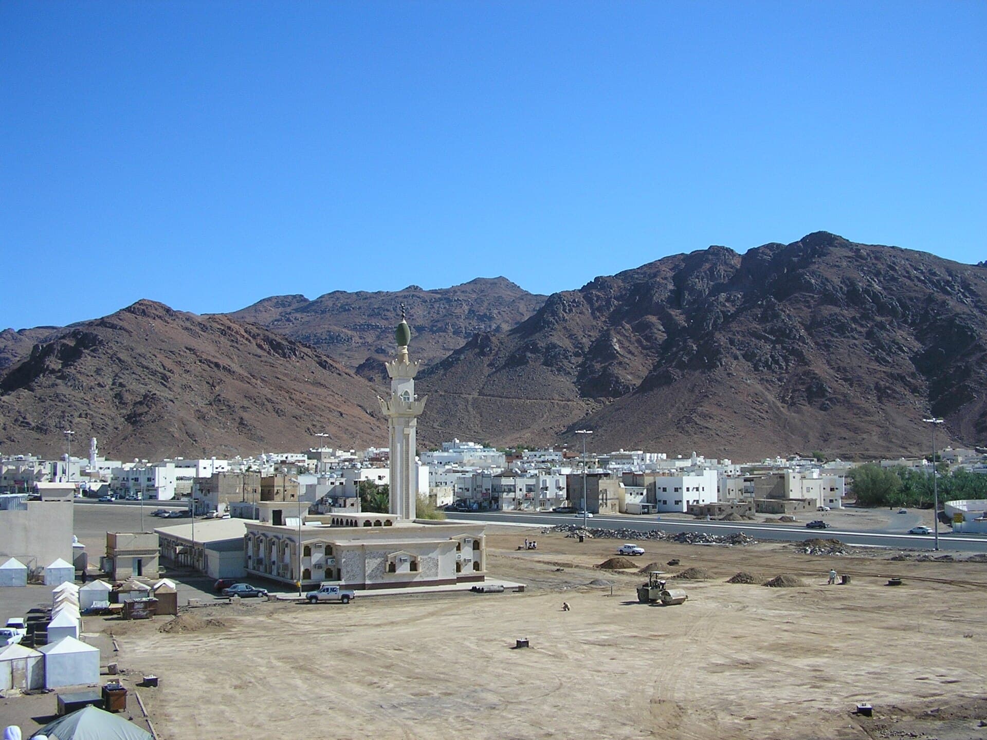 واجهة جبل أُحد الصخرية الحمراء شمال المدينة