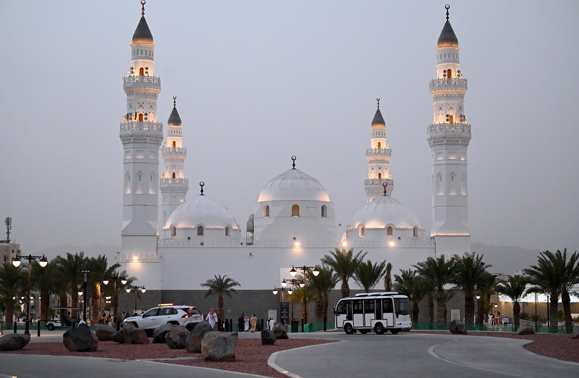 قباب مسجد قباء البيضاء ومئذنته